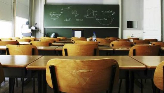 Scuola, maestro si rifiuta di usare il registro elettronico perché vìola la privacy degli alunni. Sospeso