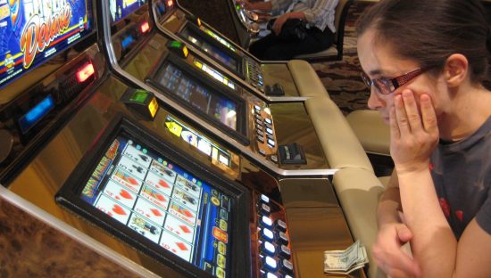 Slot machine, ora il gioco è solo per maggiorenni. Ma la privacy?