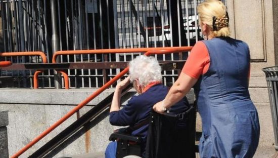 Colf in nero, ok alle telecamere per registrare il datore di lavoro