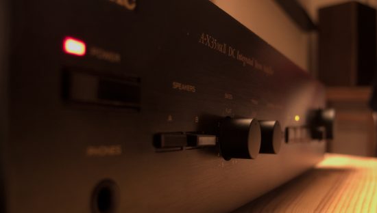 Speaker domestici, si accendono da soli